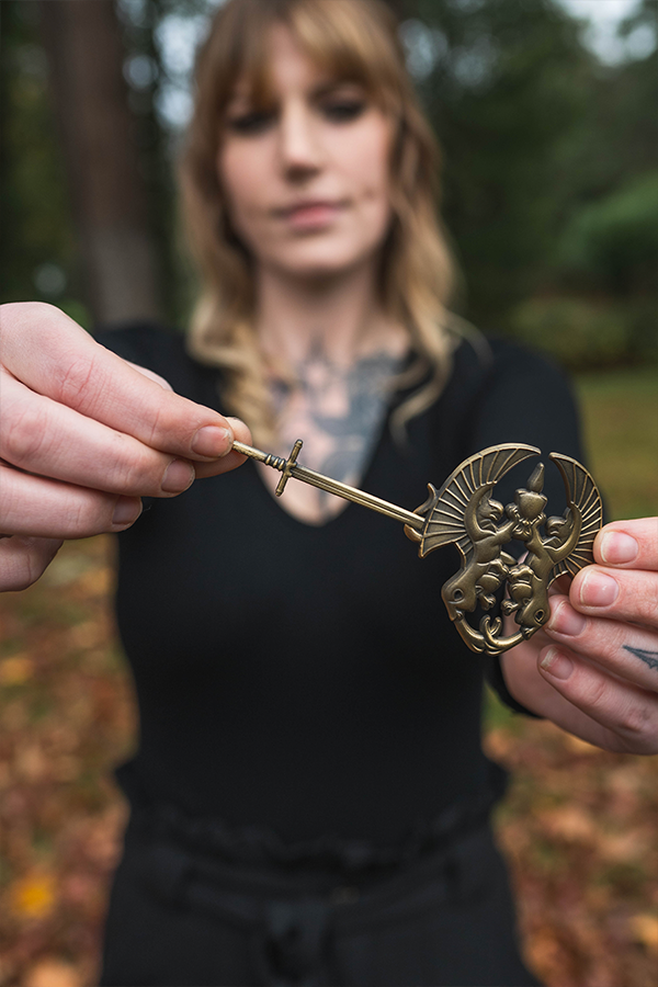 Ensemble cape et broche Dragon Age Tale of a Grey Warden