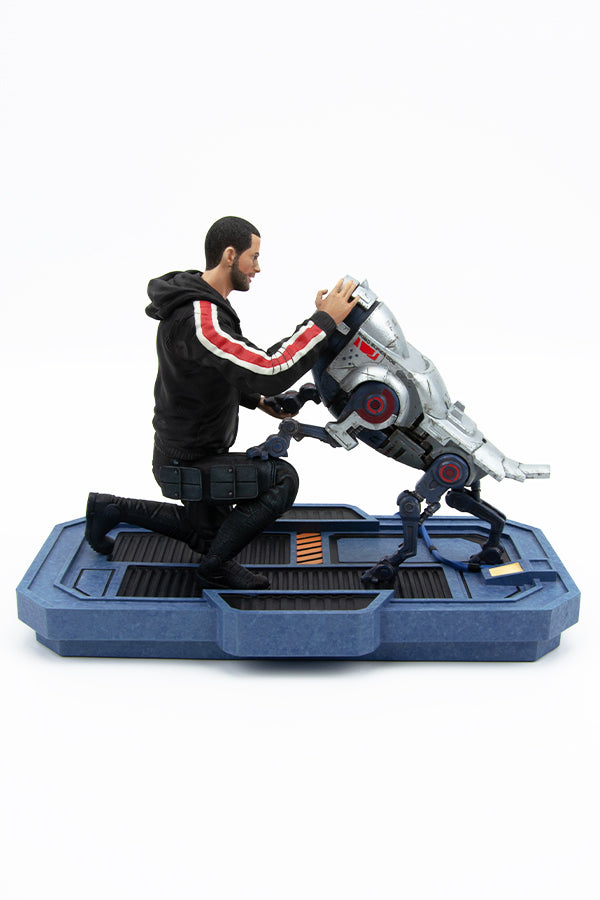 Mass Effect Shepard und KEI-9 Statue